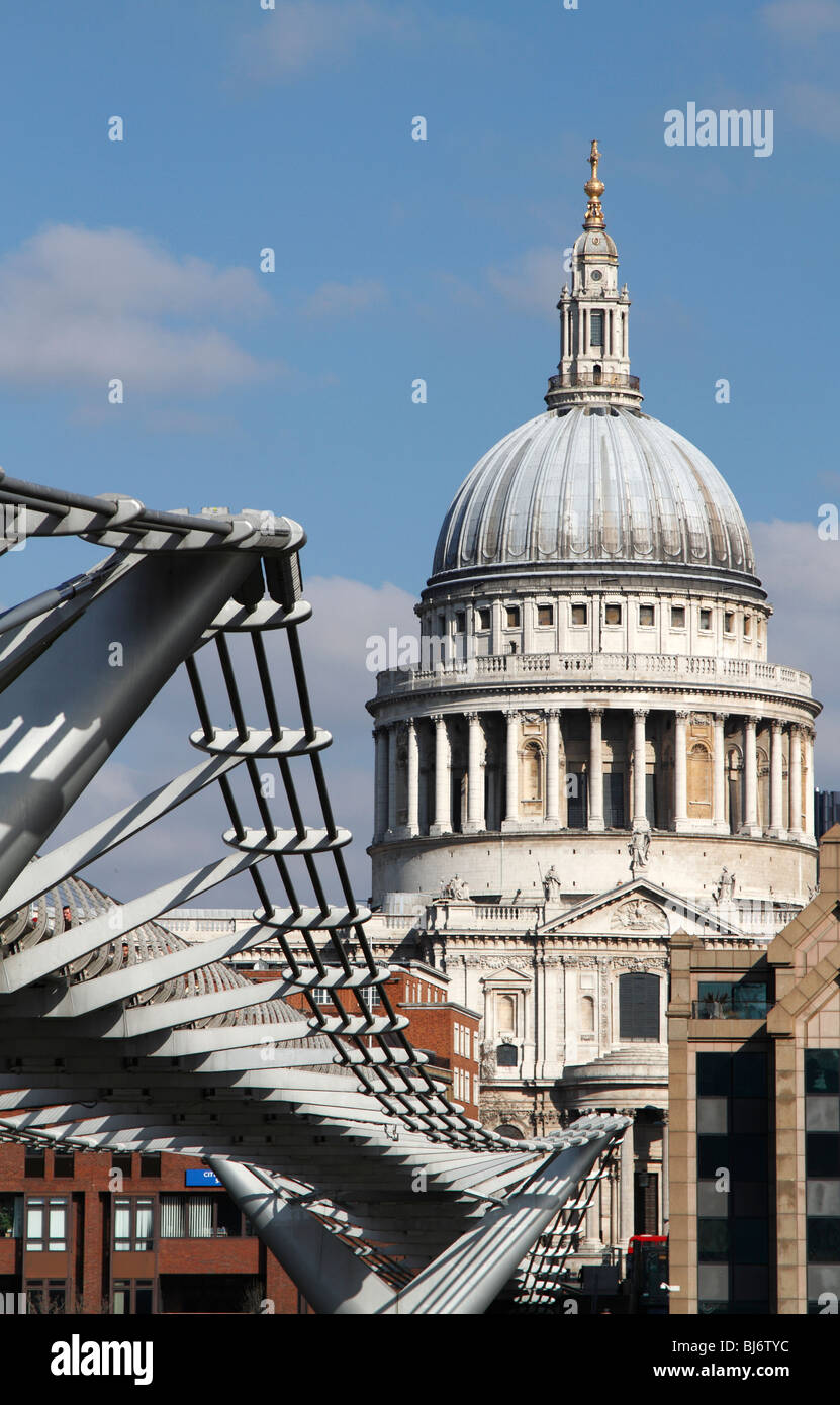 La Catedral de San Pablo con el puente del milenio en primer plano Foto de stock