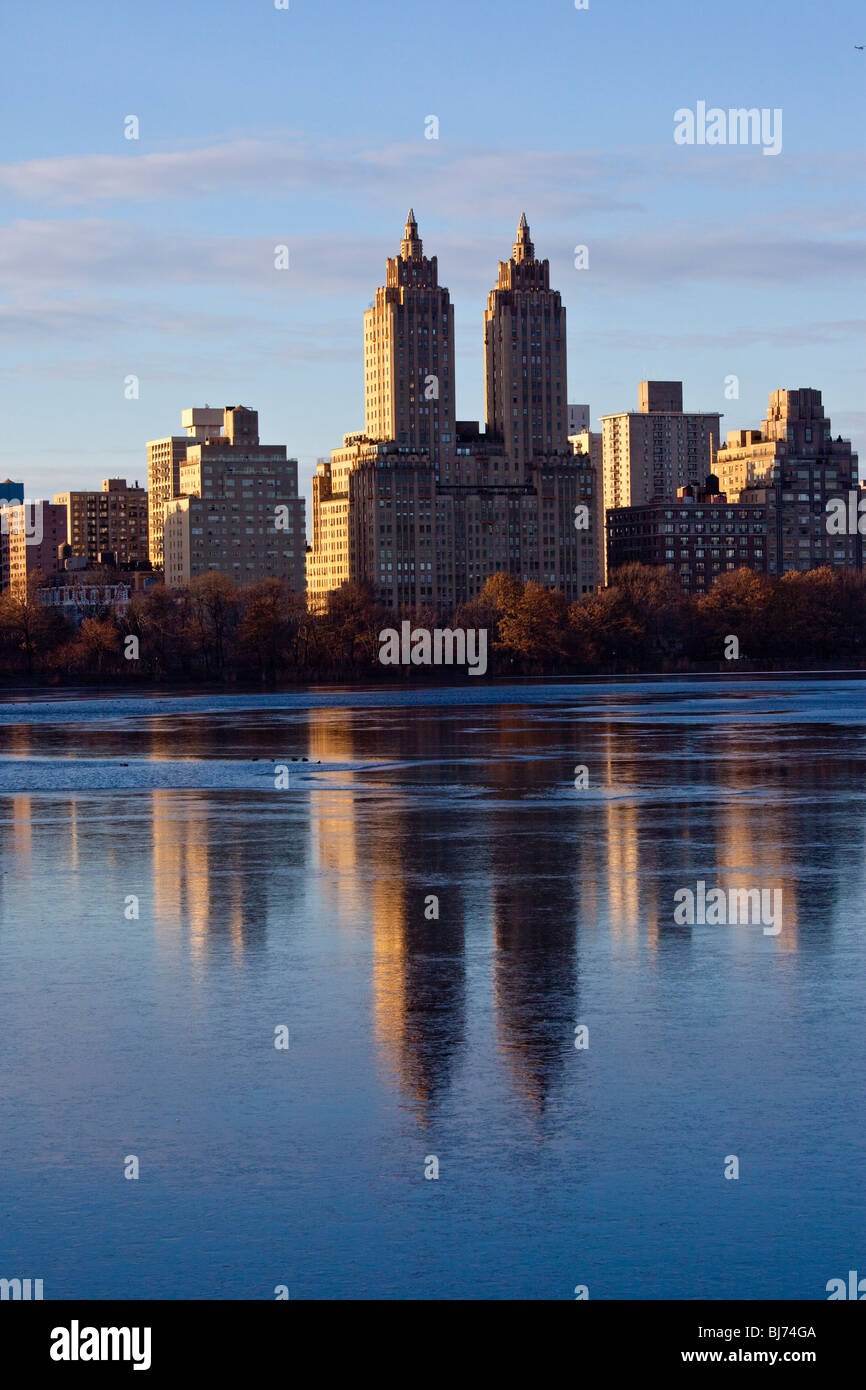 Edificio El Dorado y el depósito en el Central Park, la ciudad de Nueva  York Fotografía de stock - Alamy
