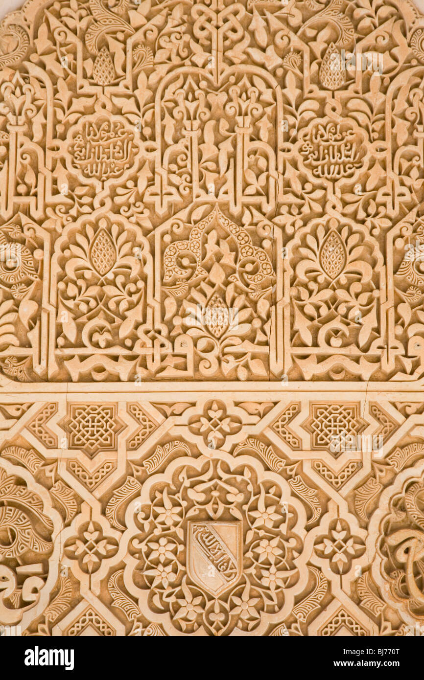 Granada, Andalucía, España. Detalle del panel de pared de estuco moldeado intrincado en el Patio de los Arrayanes, ALHAMBRA. Foto de stock