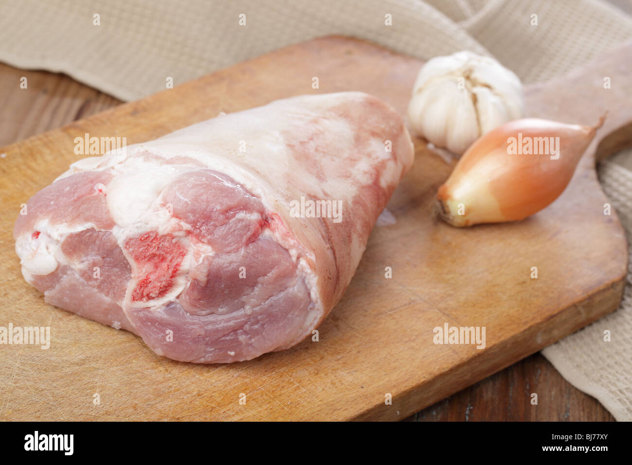 Pierna de cerdo cruda para eisbein sobre una tabla de cortar Fotografía