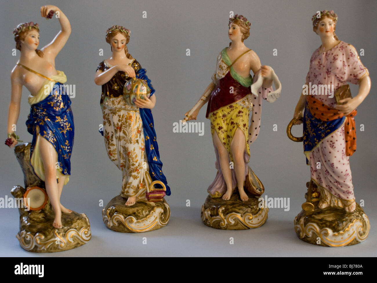 DERBY porcelanas antiguas figuras de cuatro de las musas de la mitología griega Foto de stock