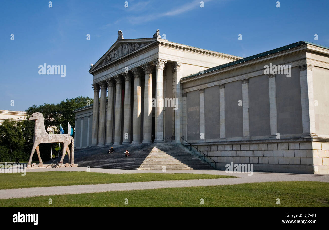 Caballo de madera de Troya en frente de la Staatliche Antikensammlungen en Königsplatz en Munich, Alemania. Foto de stock
