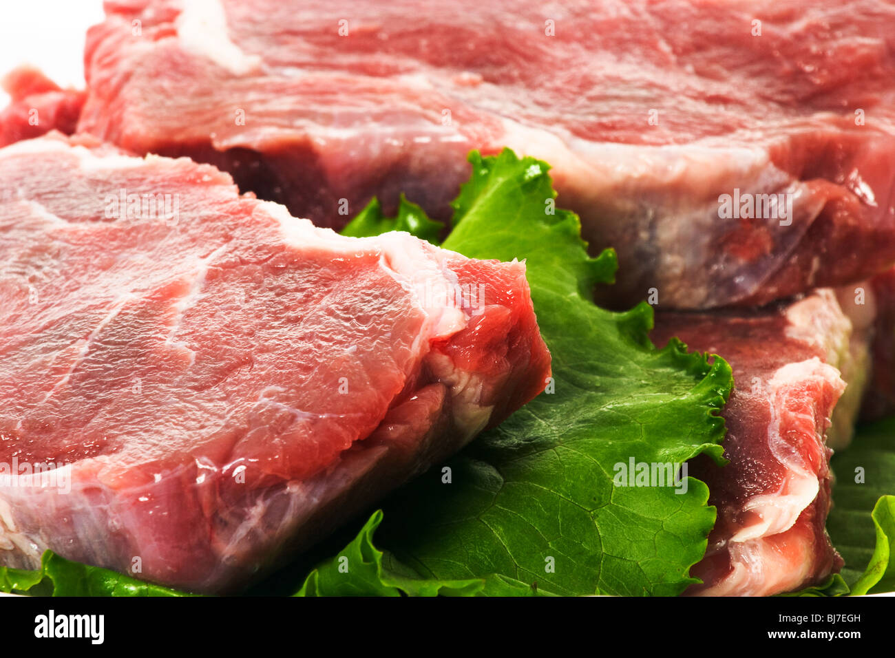 Piezas de carne fresca en el manjar blanco Foto de stock