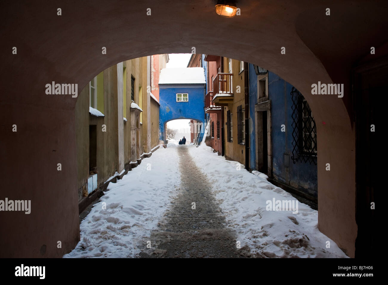 Calle angosta en la Ciudad Vieja de Varsovia Polonia en el invierno y la nieve Foto de stock