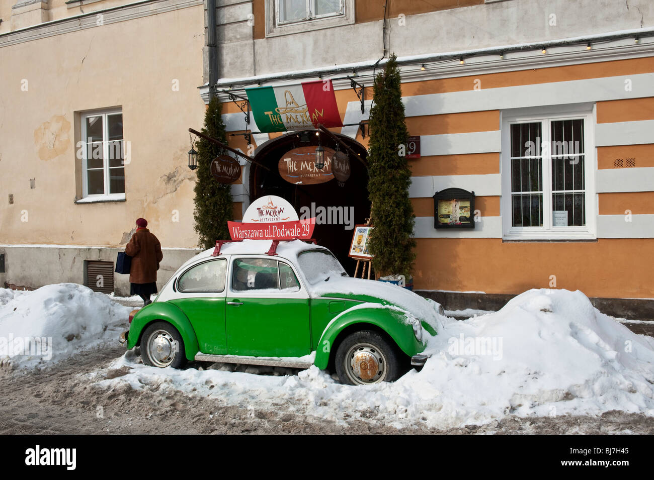 Un VW coche aparcado en un ventisquero en la Ciudad Vieja de Varsovia Polonia Foto de stock