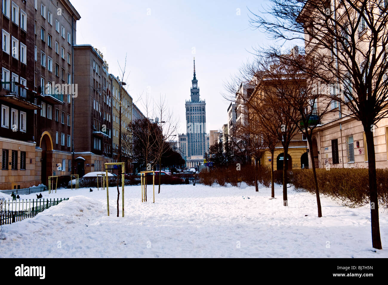 Escena de una calle de invierno en Varsovia Polonia con soviética construyó el Palacio de la cultura y la ciencia en el fondo Foto de stock