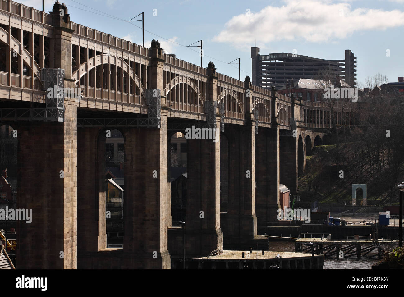 El puente de alto nivel entre Newcastle y Gateshead Gateshead con el aparcamiento de varias plantas en el fondo. Foto de stock