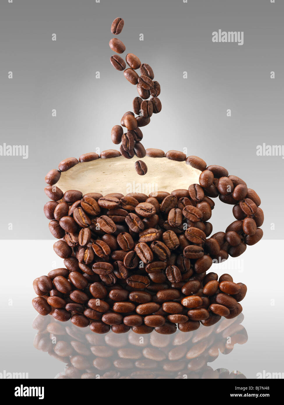 Los granos de café en la forma de una taza de café. Stock Photo Foto de stock