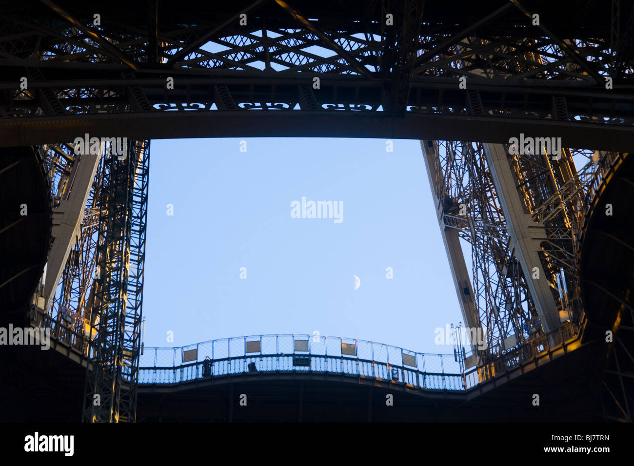 La Torre Eiffel vista desde abajo / debajo, al atardecer. París. Francia. Foto de stock