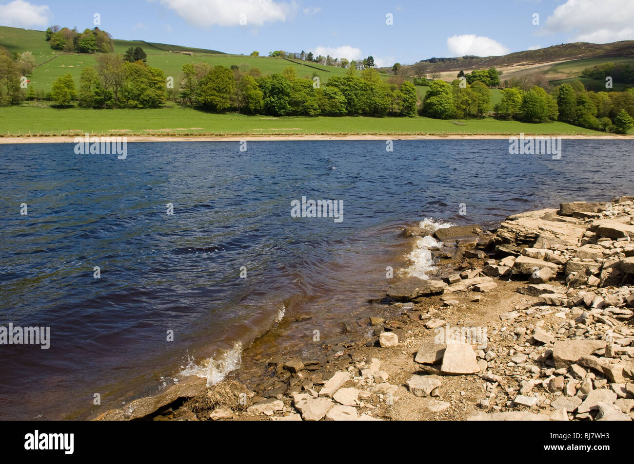 Los bancos de la Ladybower depósito en el Peak District Foto de stock