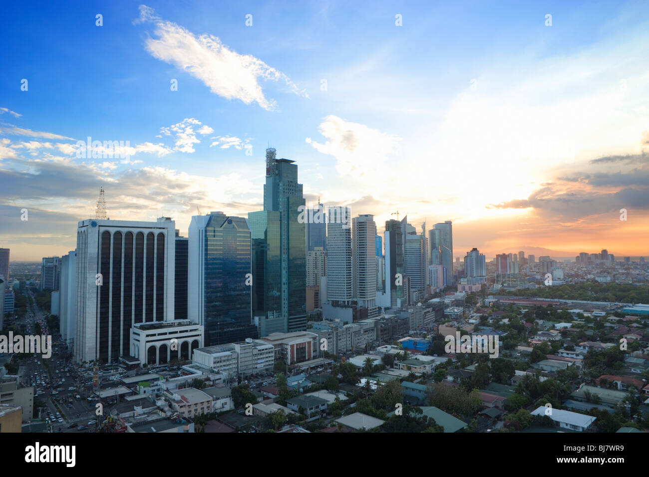 Atardecer en el distrito de negocios de Makati, Manila, Filipinas Foto de stock