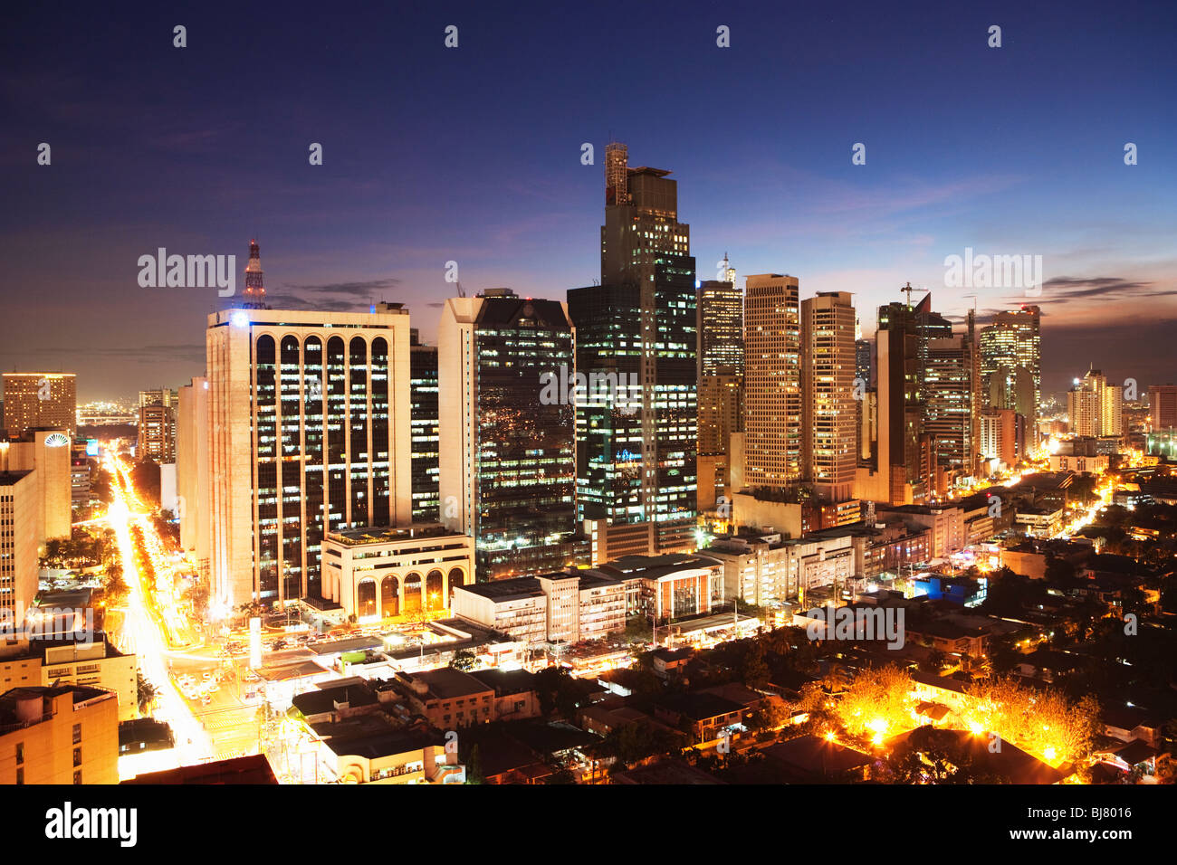 Night Shot del distrito de negocios de Makati, Manila, Filipinas Foto de stock