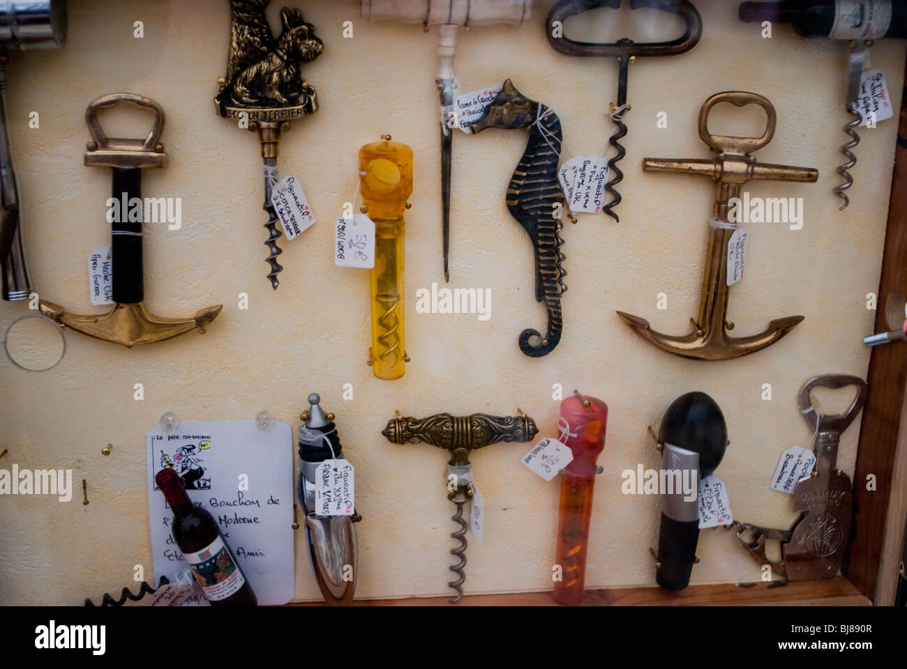 París, Francia, tiendas, mercadillo, coleccionable Sacacorchos en exhibición en el mercado de antigüedades, francés Foto de stock