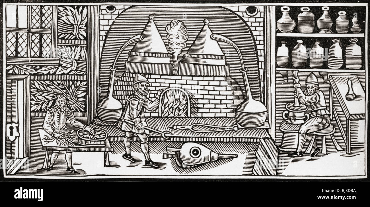 Los alquimistas agravando un bálsamo en tiempos medievales. Foto de stock