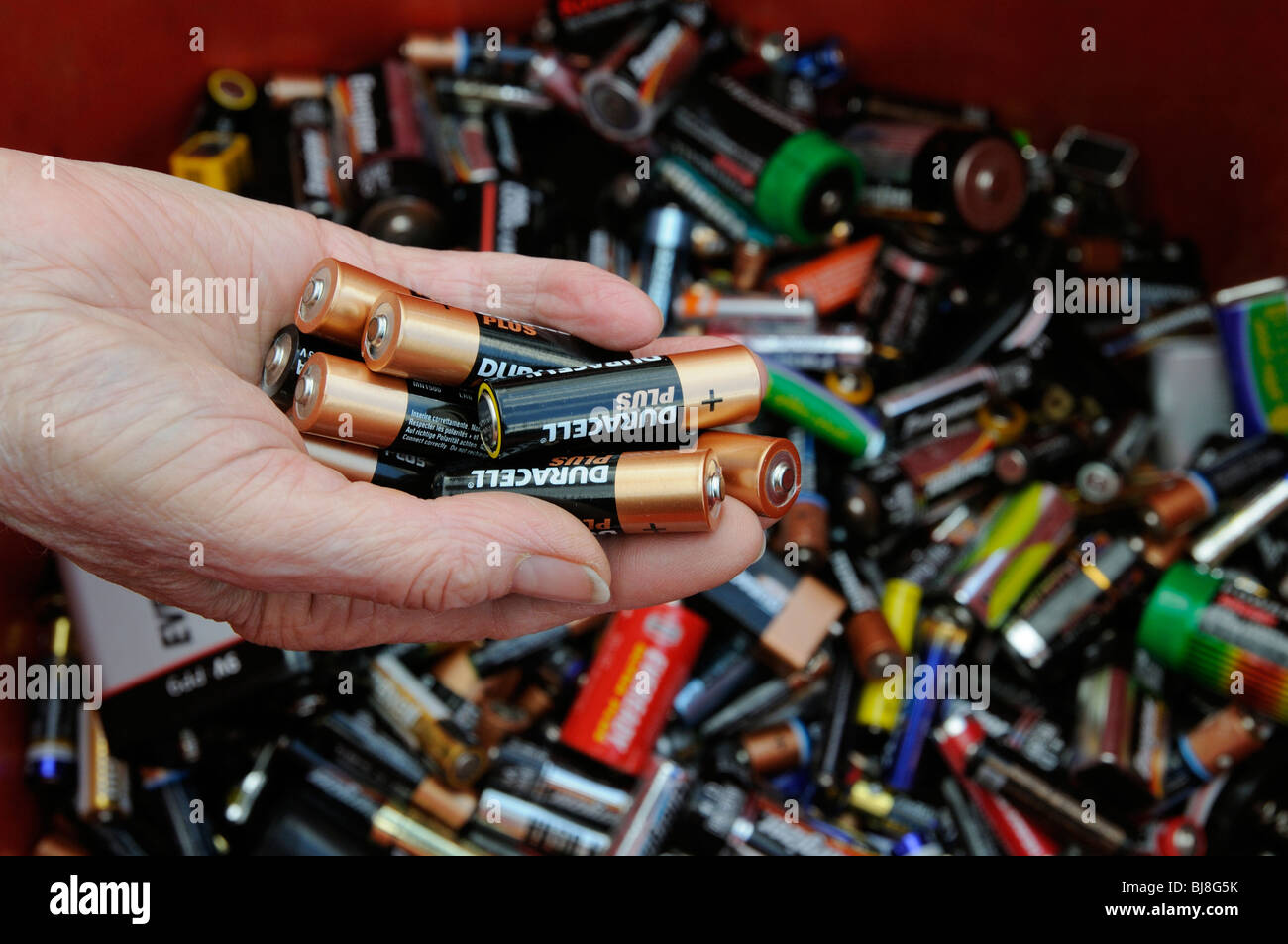 Pilas recargables duracell fotografías e imágenes de alta resolución - Alamy