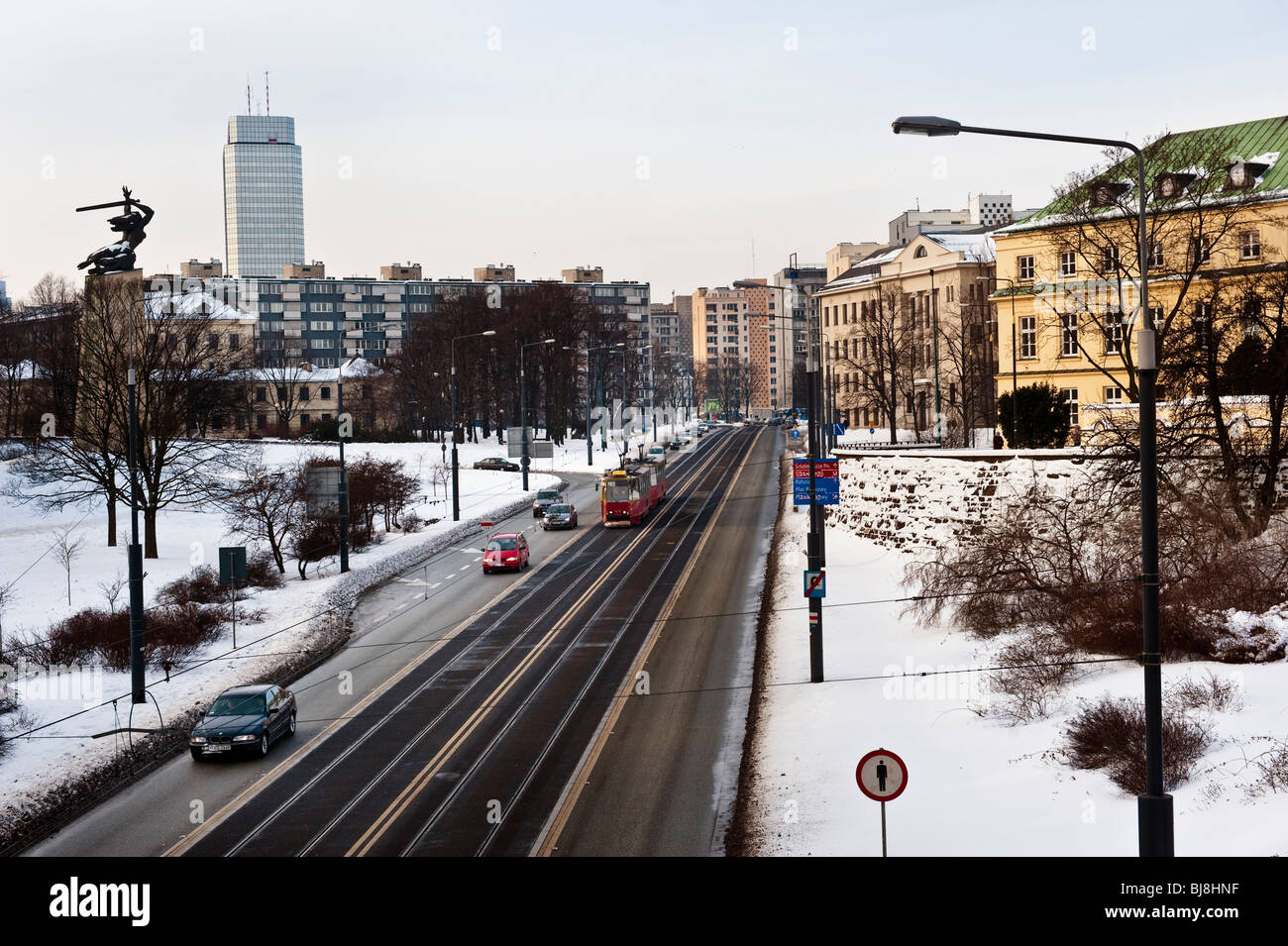Aleja Solidarnosci street en el centro de Varsovia, Polonia en invierno Foto de stock
