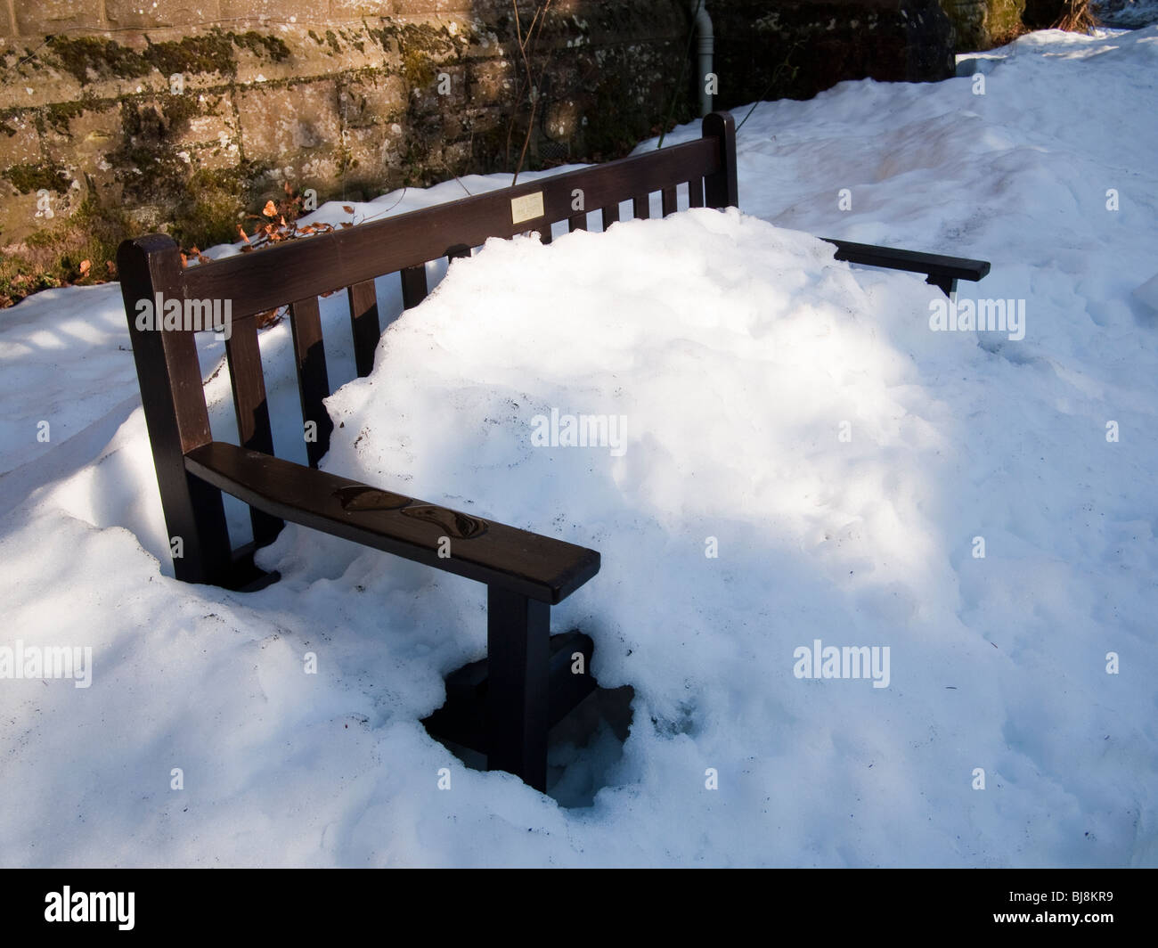 Banco del parque en la nieve profunda, Auchterarder, Escocia Foto de stock