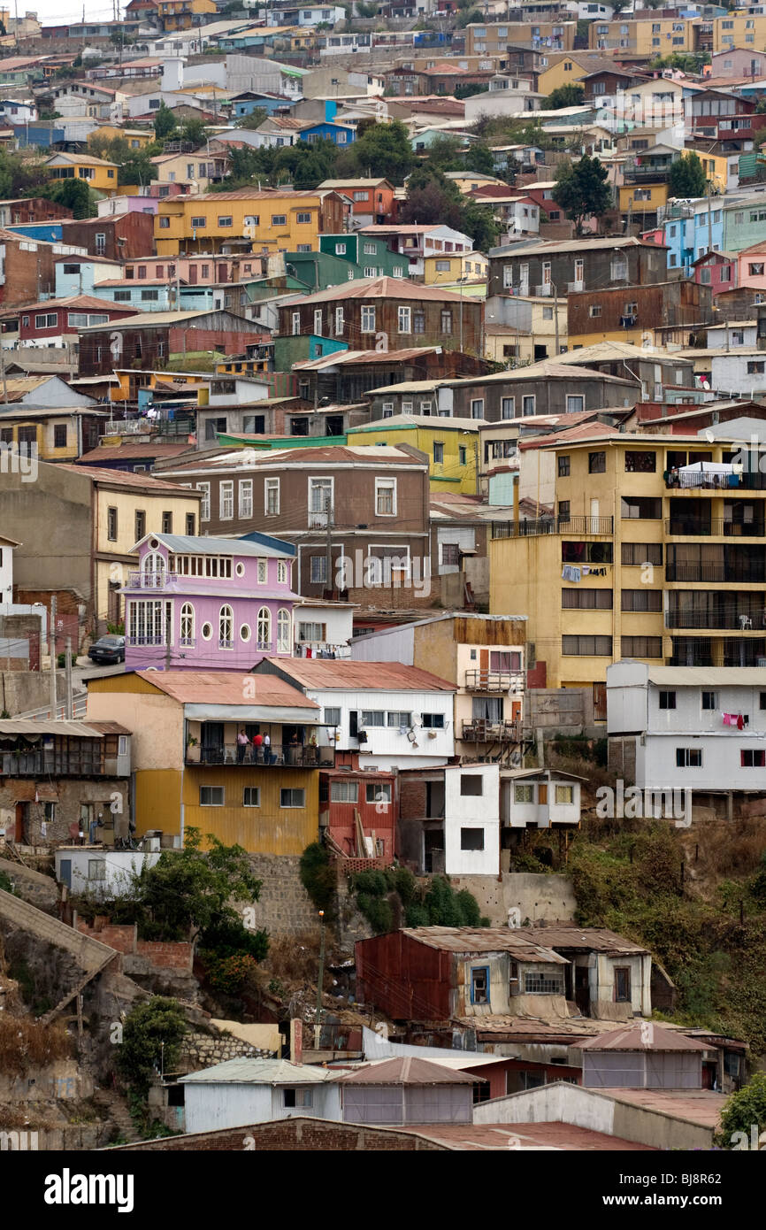 espada valor solamente Coloridas casas subir la ladera en Valparaíso, Chile, Sudamérica Fotografía  de stock - Alamy