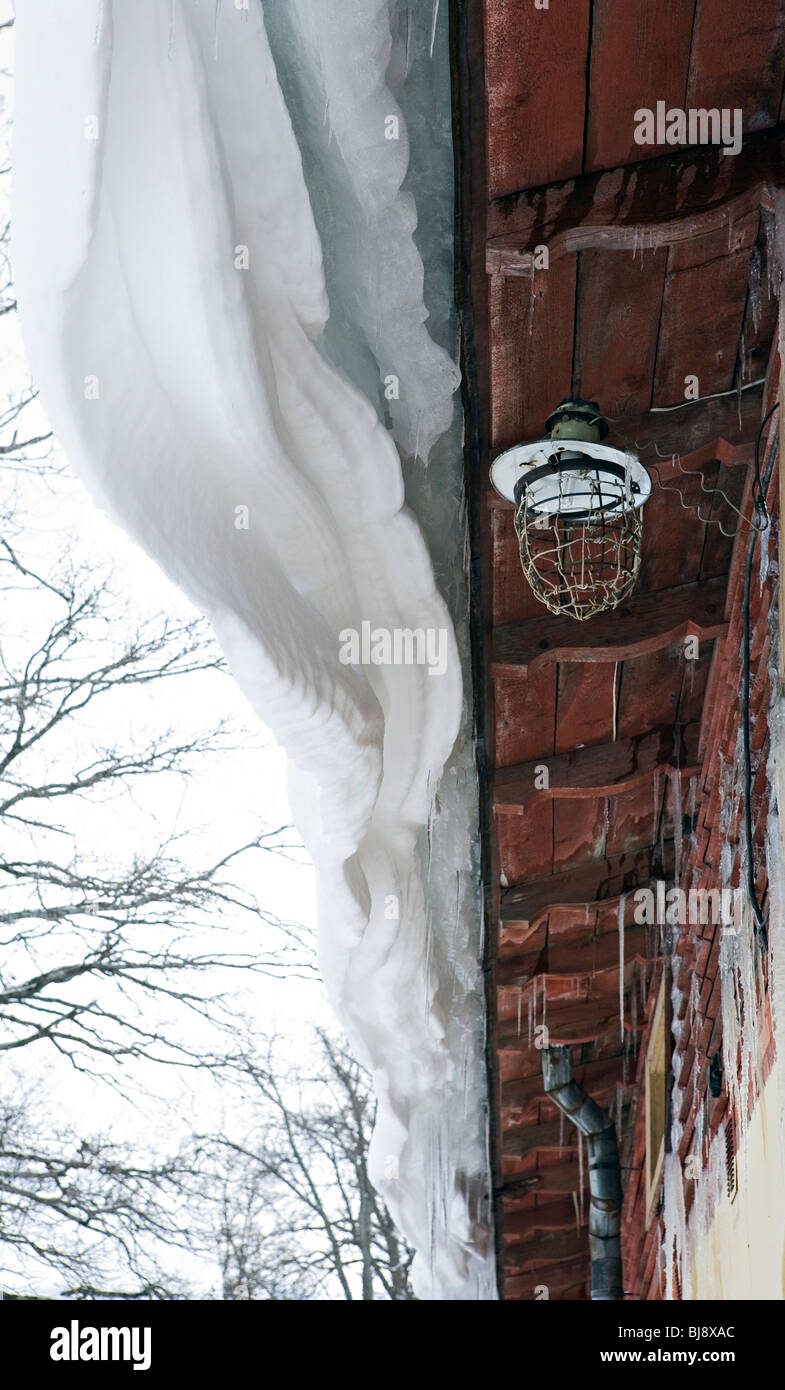 Techo cubierto de nieve de Turaida histórica casa solariega en Vidzeme Letonia Foto de stock