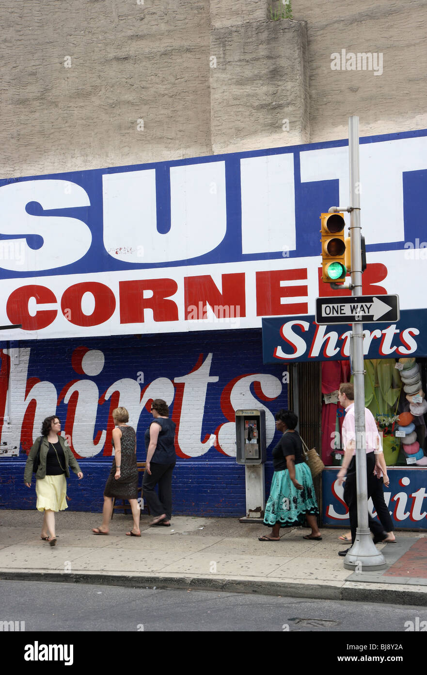 Los peatones en frente de un llamativo escaparate de una tienda de ropa, Filadelfia, EE.UU. Foto de stock