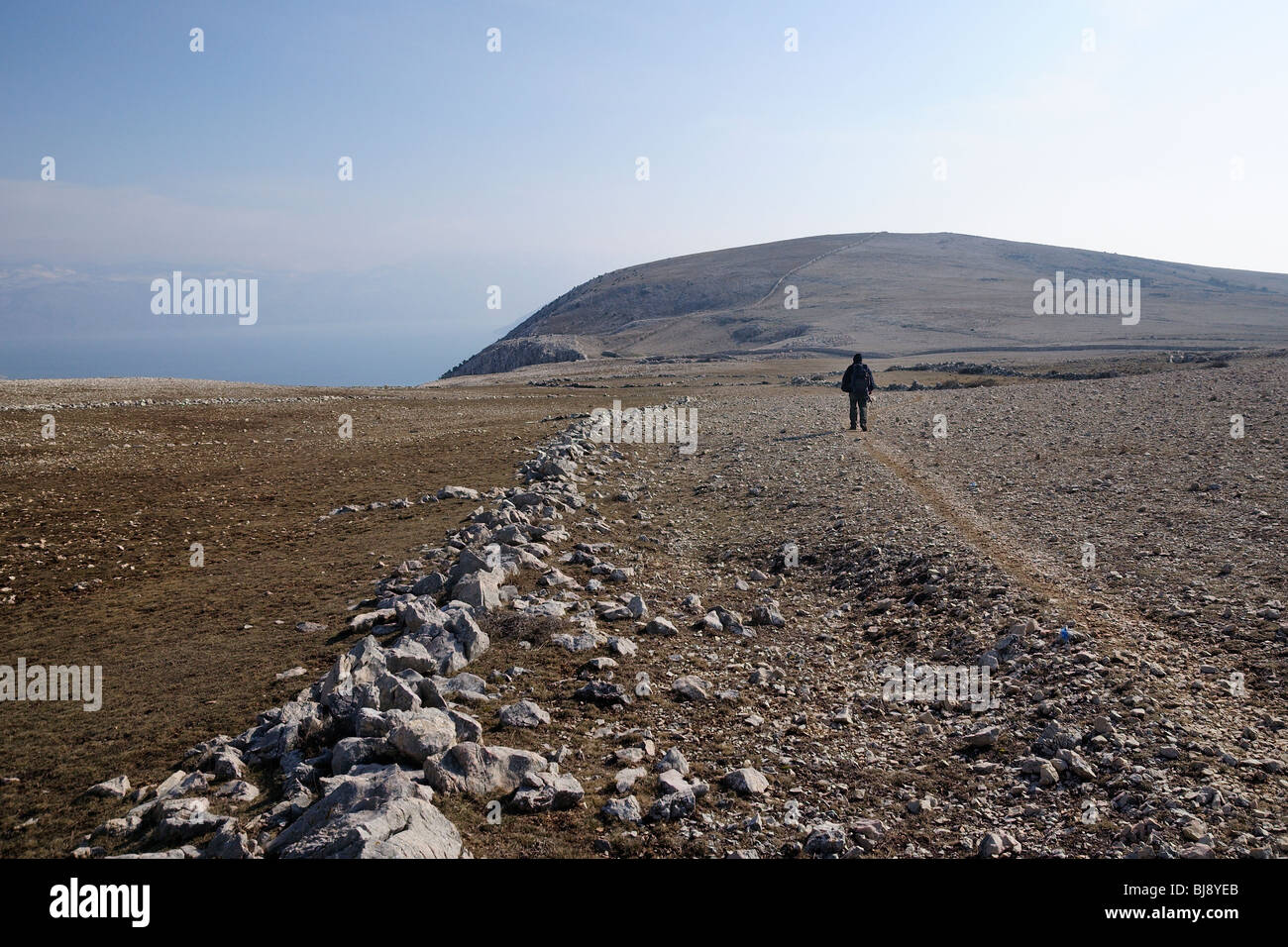 El hombre y el karst yermo paisaje, montaña, Obzova isla Krk, Croacia Foto de stock