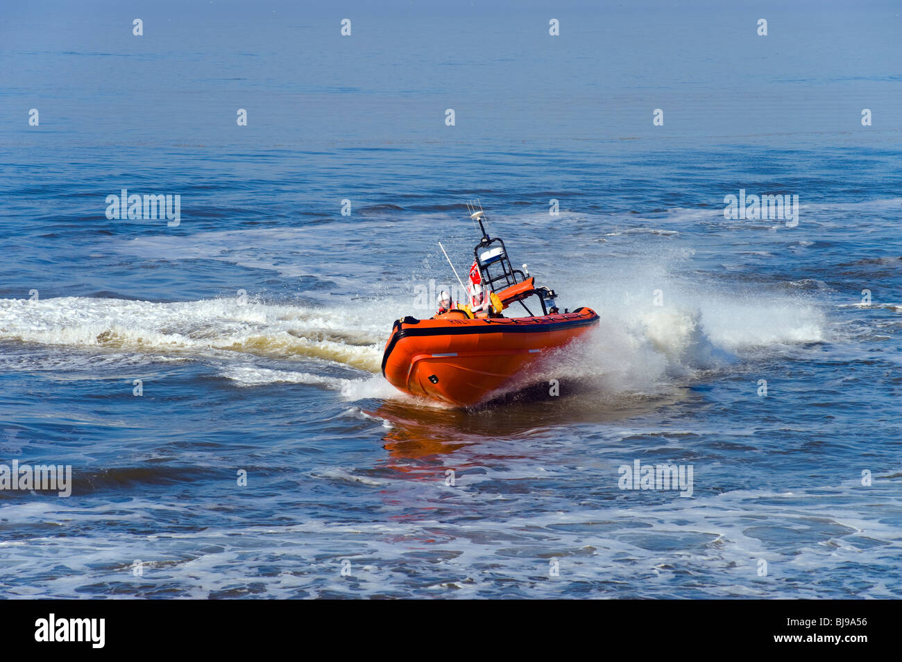 Institución Real Nacional de Salvavidas RNLI Atlantic clase B salvavidas inflables rígidas sobre el ejercicio justo fuera Silloth, Cumbria. Foto de stock