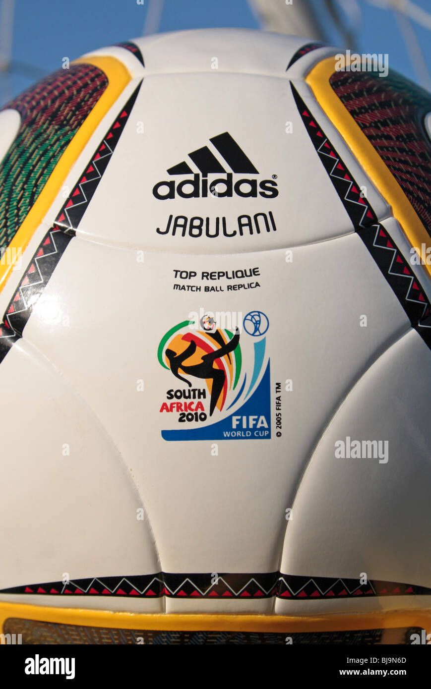 Cerca de una réplica de la Copa Mundial 2010 match ball Adidas, el Jabulani, en la esquina de un campo de fútbol net stock - Alamy