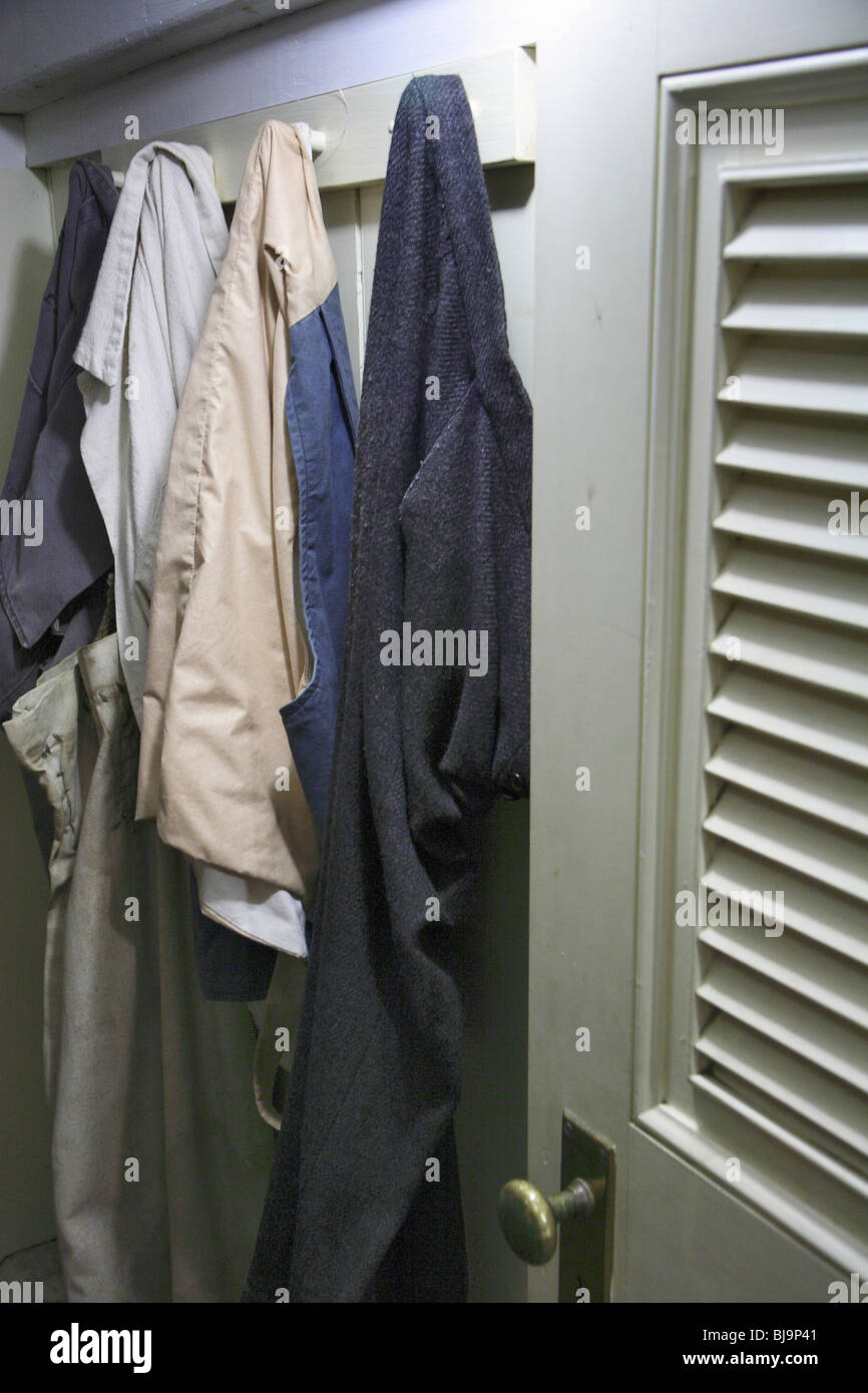 El Mystic Seaport Museum ropa colgada en ganchos en una caba a en