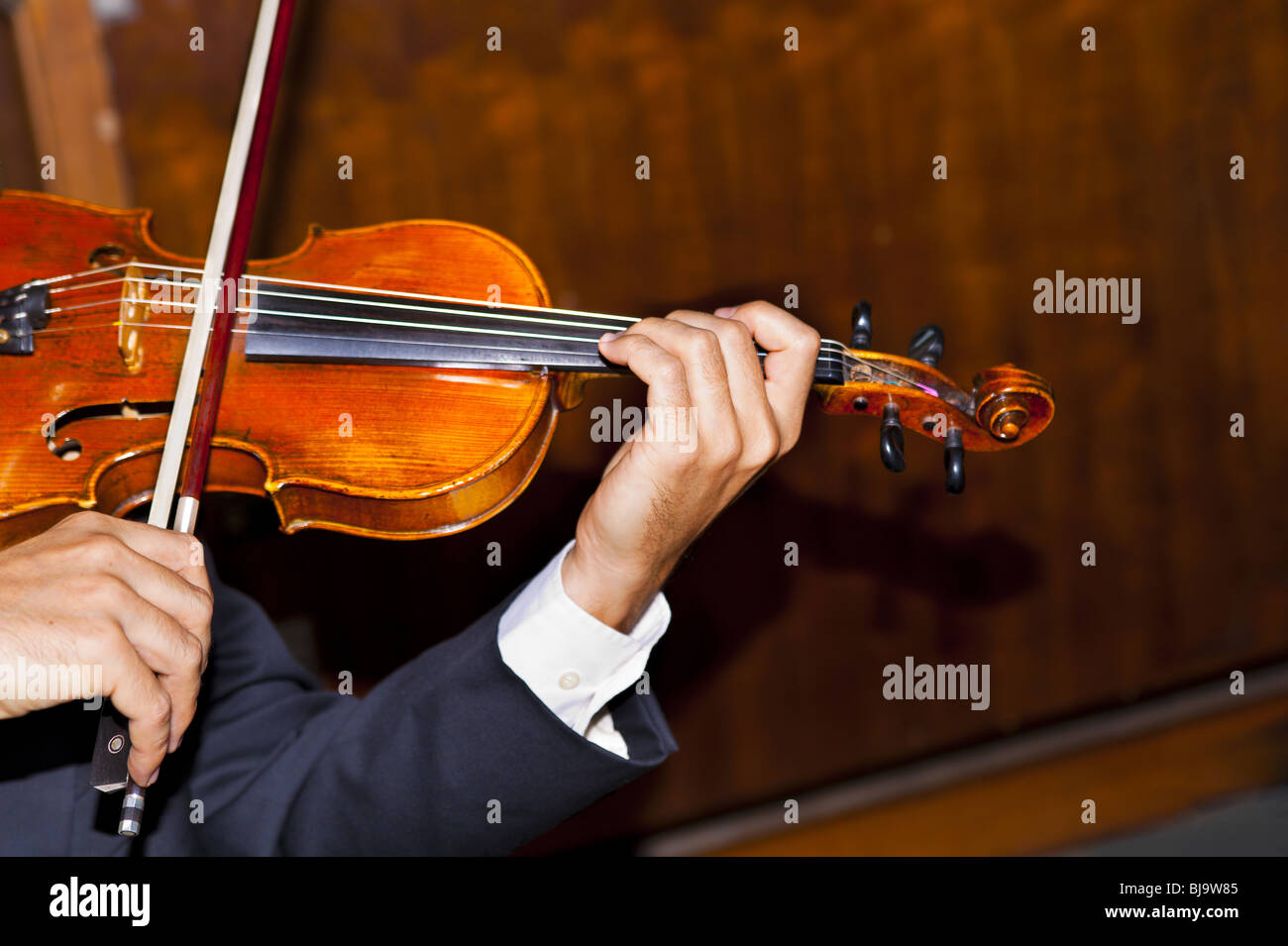 Un violinista macho Foto de stock