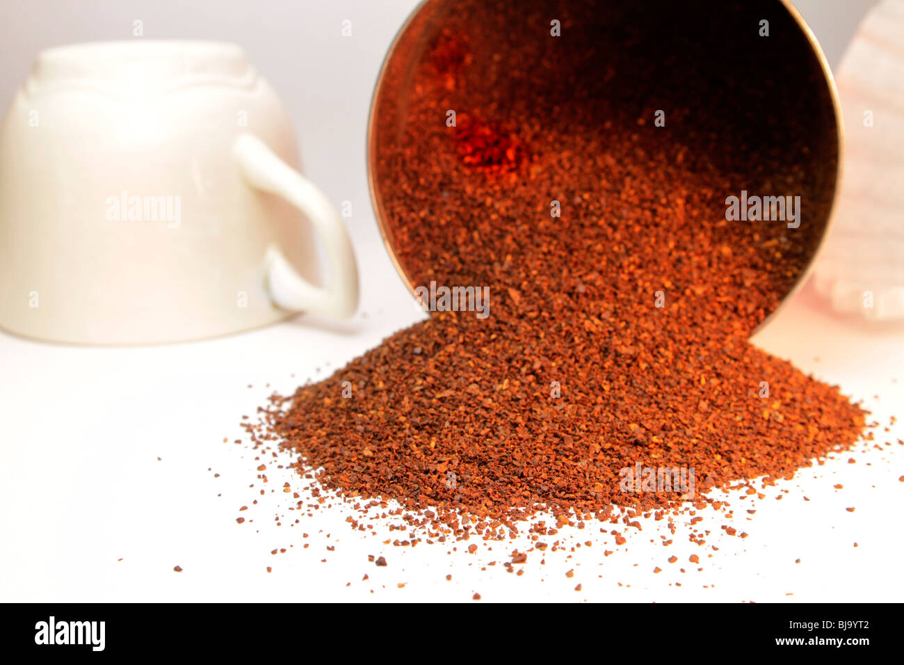 Marrón rico tostado medio café molido envasado en una lata con boca abajo Cup y el filtro Foto de stock