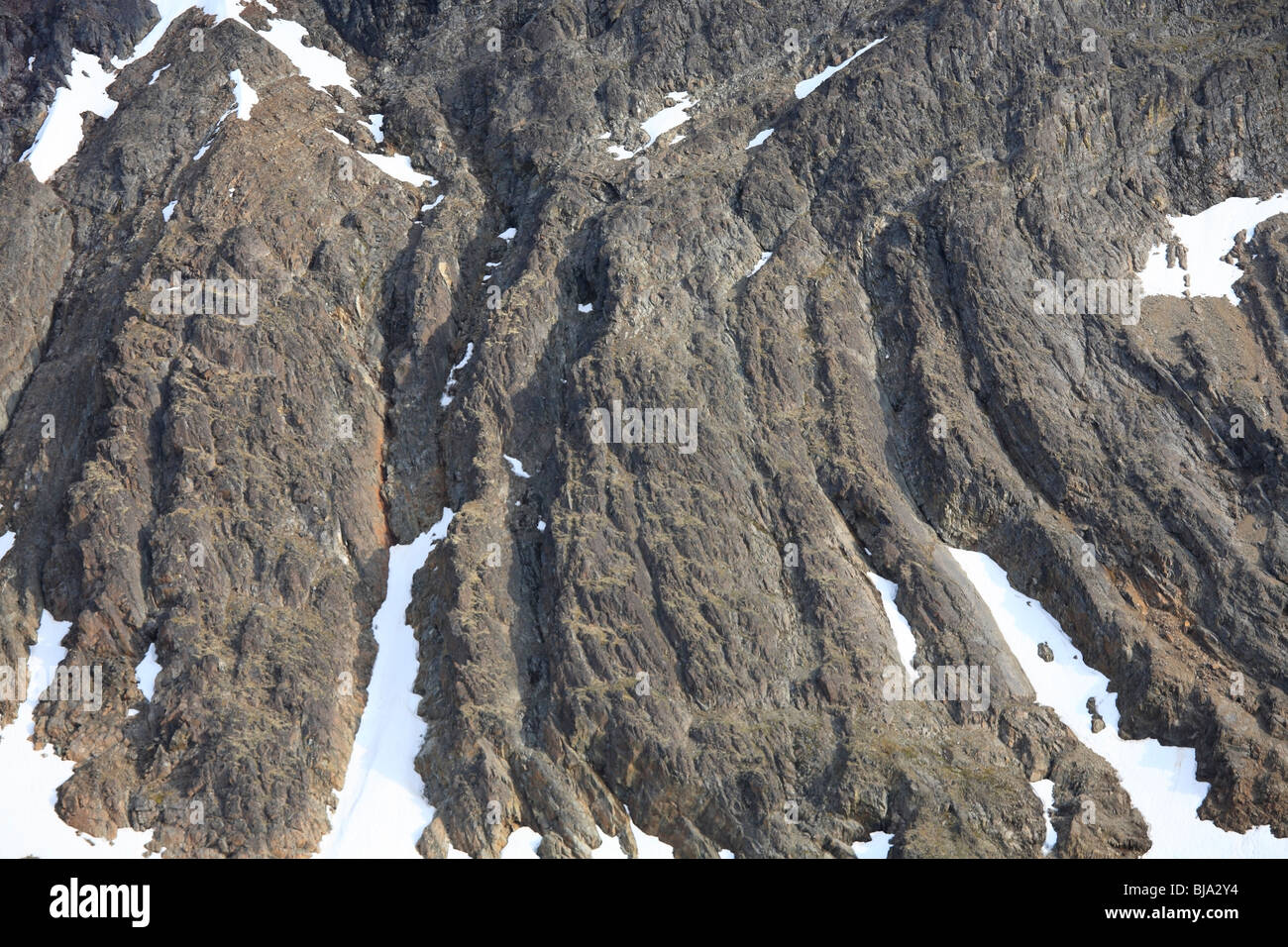 Geología: plegado de las capas de la roca en el lado oeste de la Bahía de Hudson, la montaña Smithers, Columbia Británica Foto de stock