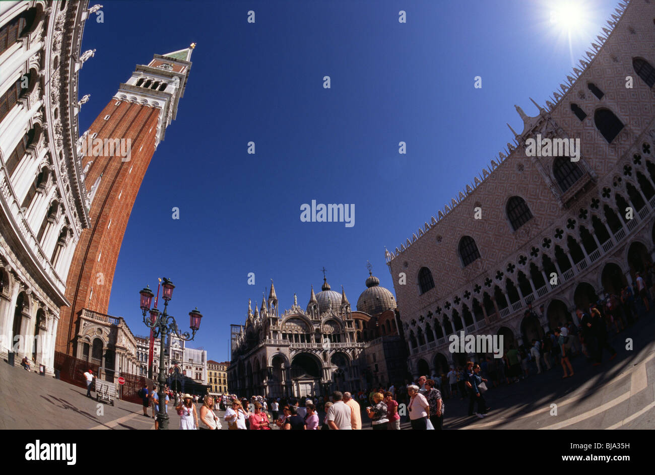 Venecia, de julio de 2008 -- Los turistas en la Plaza de San Marcos con el Campanile (campanario), de la basílica de San Marco y del Palazzo Ducale (Doges P Foto de stock