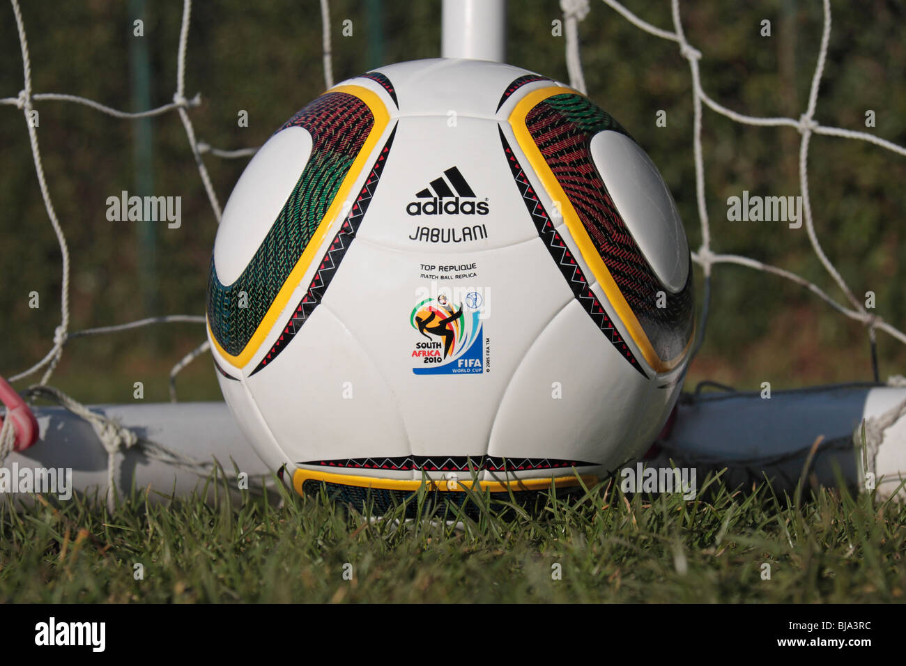 La Copa Mundo 2010 replica match ball de Adidas, el Jabulani, la esquina un campo de fútbol net Fotografía de stock - Alamy