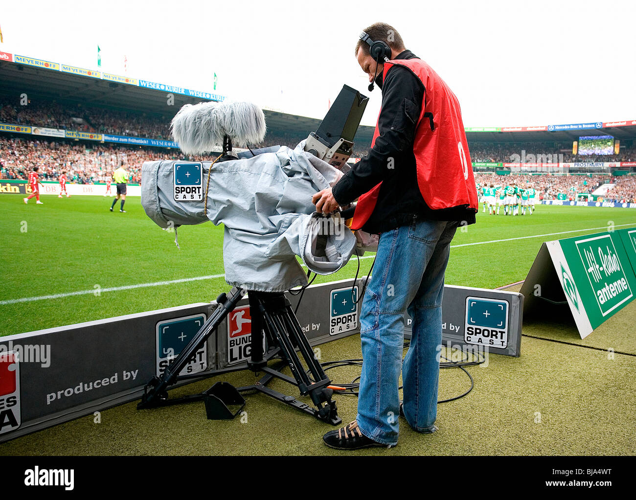 Un operador de cámara durante un partido de liga de fútbol en el Weserstadion, Bremen, Alemania Foto de stock