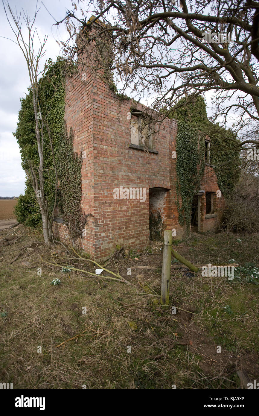 Y en desuso granja abandonada Casa Rural Foto de stock