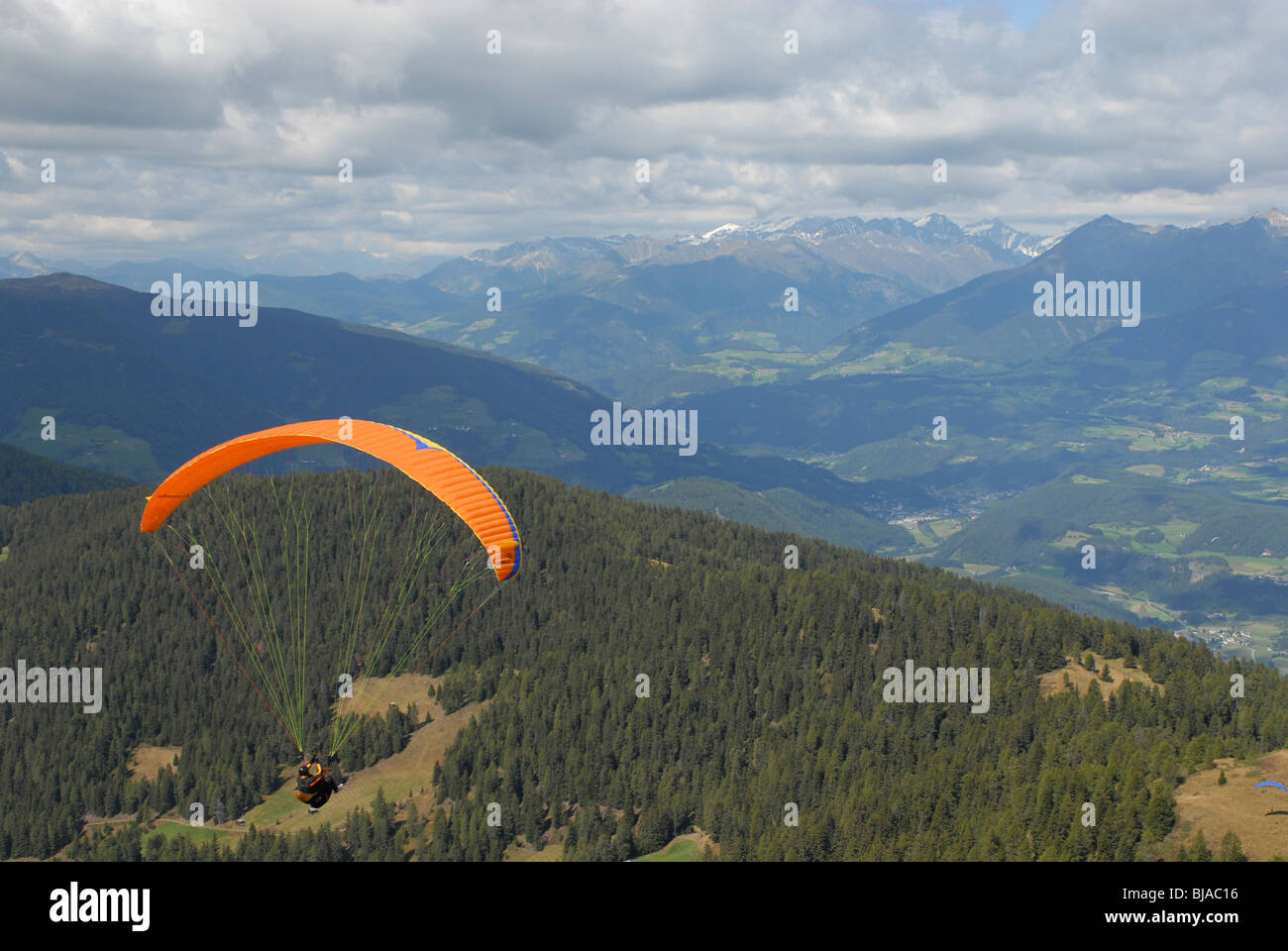 Parapente sobrevolar Pustertal, Italia Foto de stock