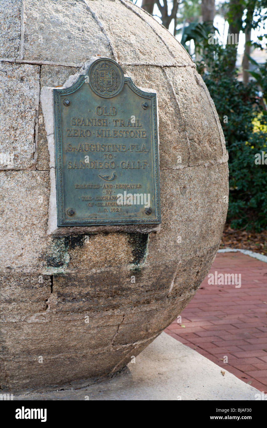 Coquina ronda monumento de piedra erigido en 1928 marca el hito cero  marcador del Old Spanish Trail en San Agustín, Florida Fotografía de stock  - Alamy