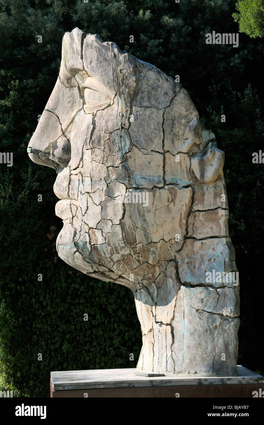 Screpolato Tindaro. Moderno cabeza esculpida por el artista Igor Mitoraj en los Jardines de Boboli, Florencia, Italia. Foto de stock