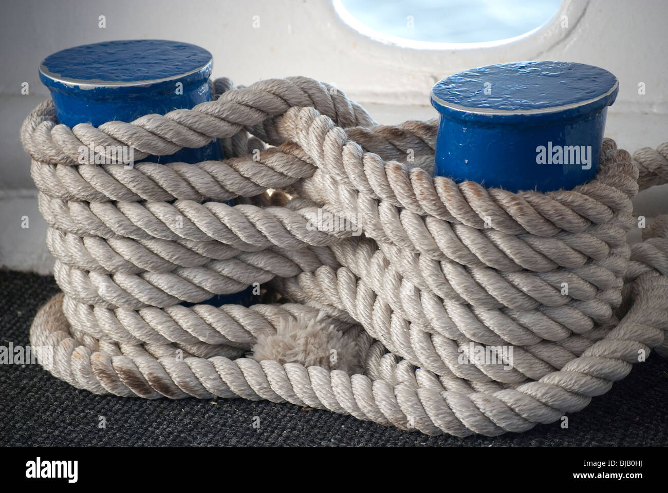 Blanca gruesa soga atada en la figura 8 alrededor de muelles a bordo de un  barco Fotografía de stock - Alamy