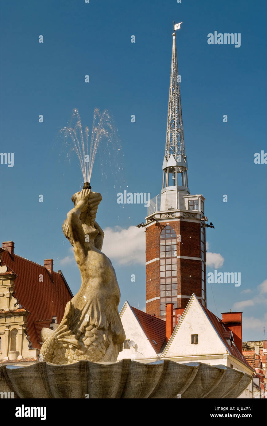 Fuente Triton y la torre del Ayuntamiento de la ciudad nueva en el Rynek (Plaza del Mercado) en Nysa, Opolskie, Polonia Foto de stock