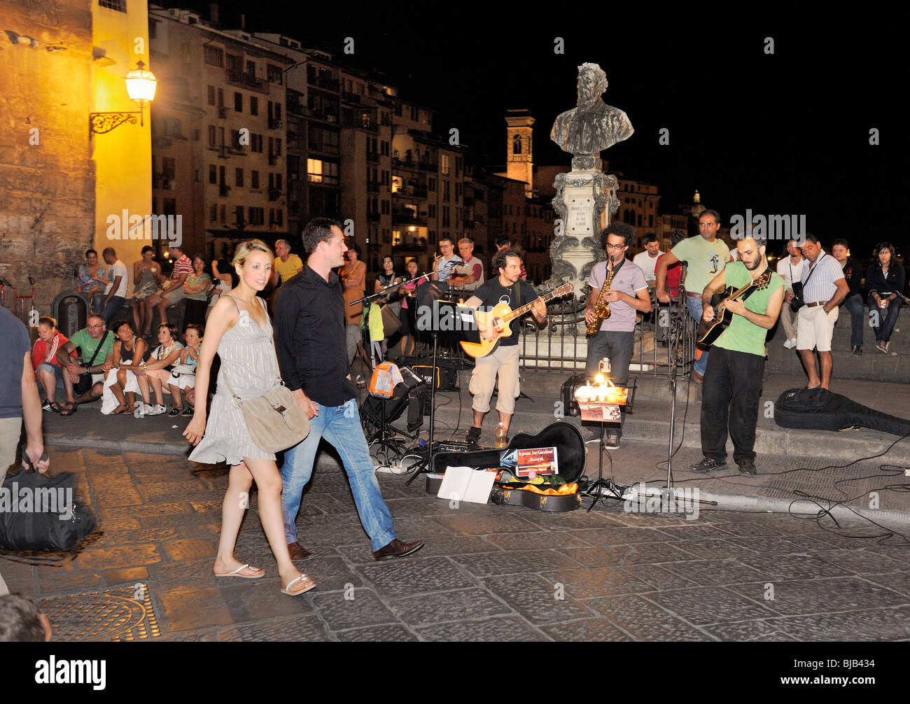 Florencia, Toscana, Italia. Los músicos interpretan para turistas cada noche de verano en el Ponte Vecchio sobre el río Arno Foto de stock