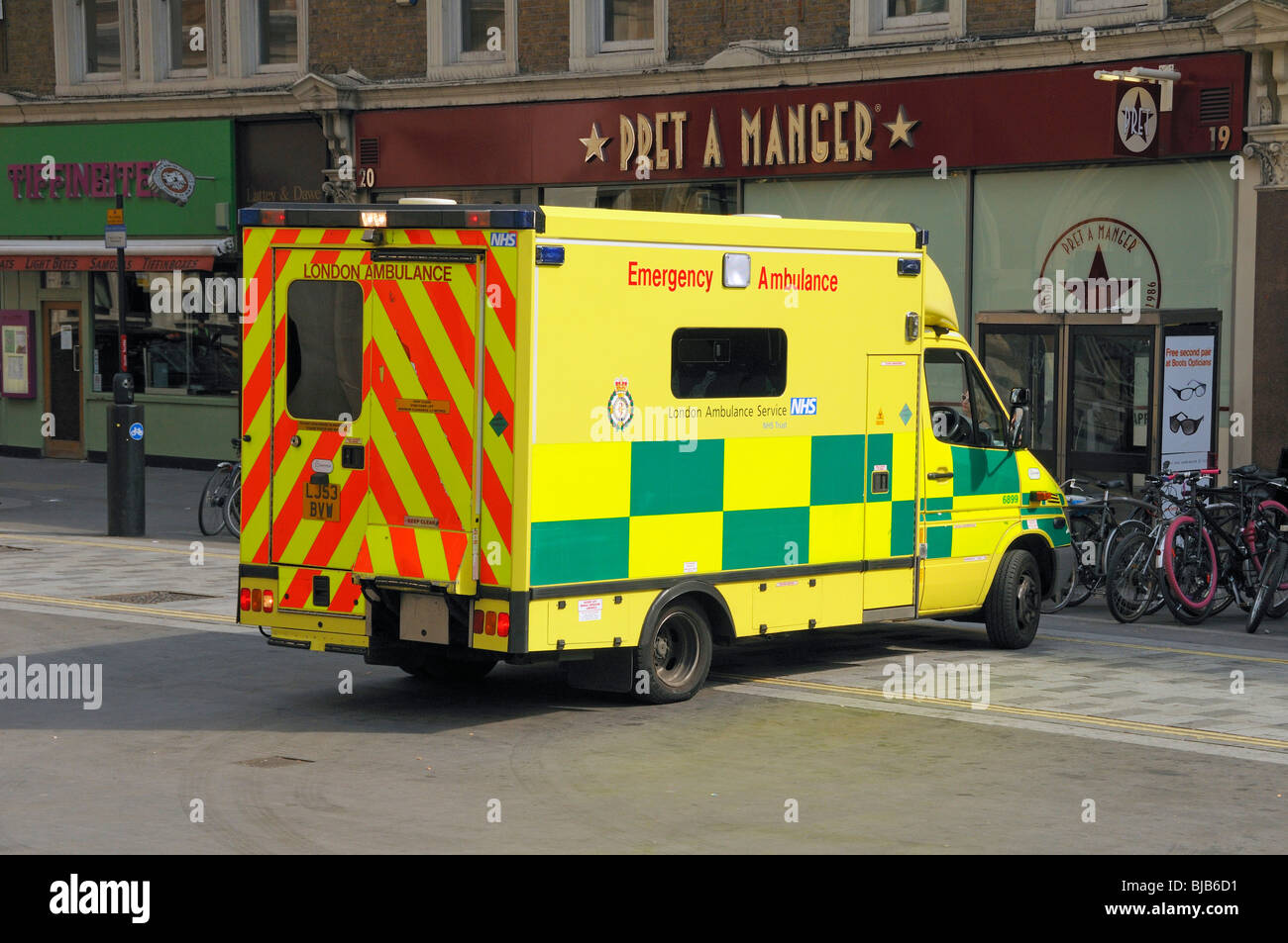 Ambulancia de emergencia de Londres haciendo un giro de tres puntos Inglaterra Gran Bretaña UK Foto de stock