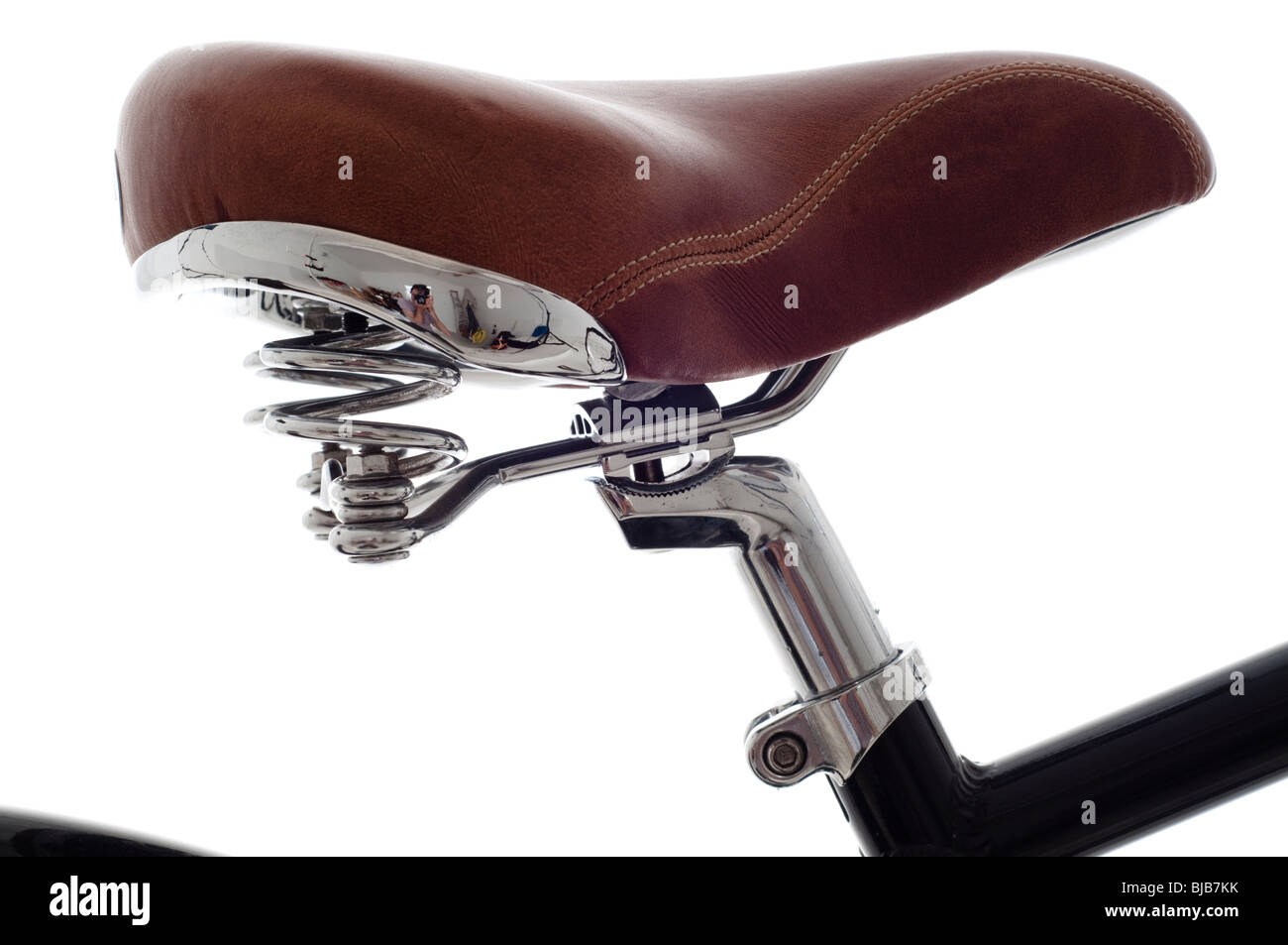 Sillín de bicicleta cómodo de cuero marrón, foto en primer plano.