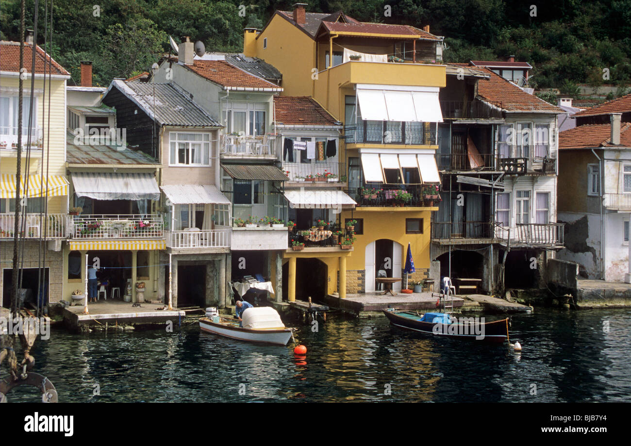 Casas en Anadolu kavağı Village en el lado asiático del Bósforo, al norte de Estambul Foto de stock