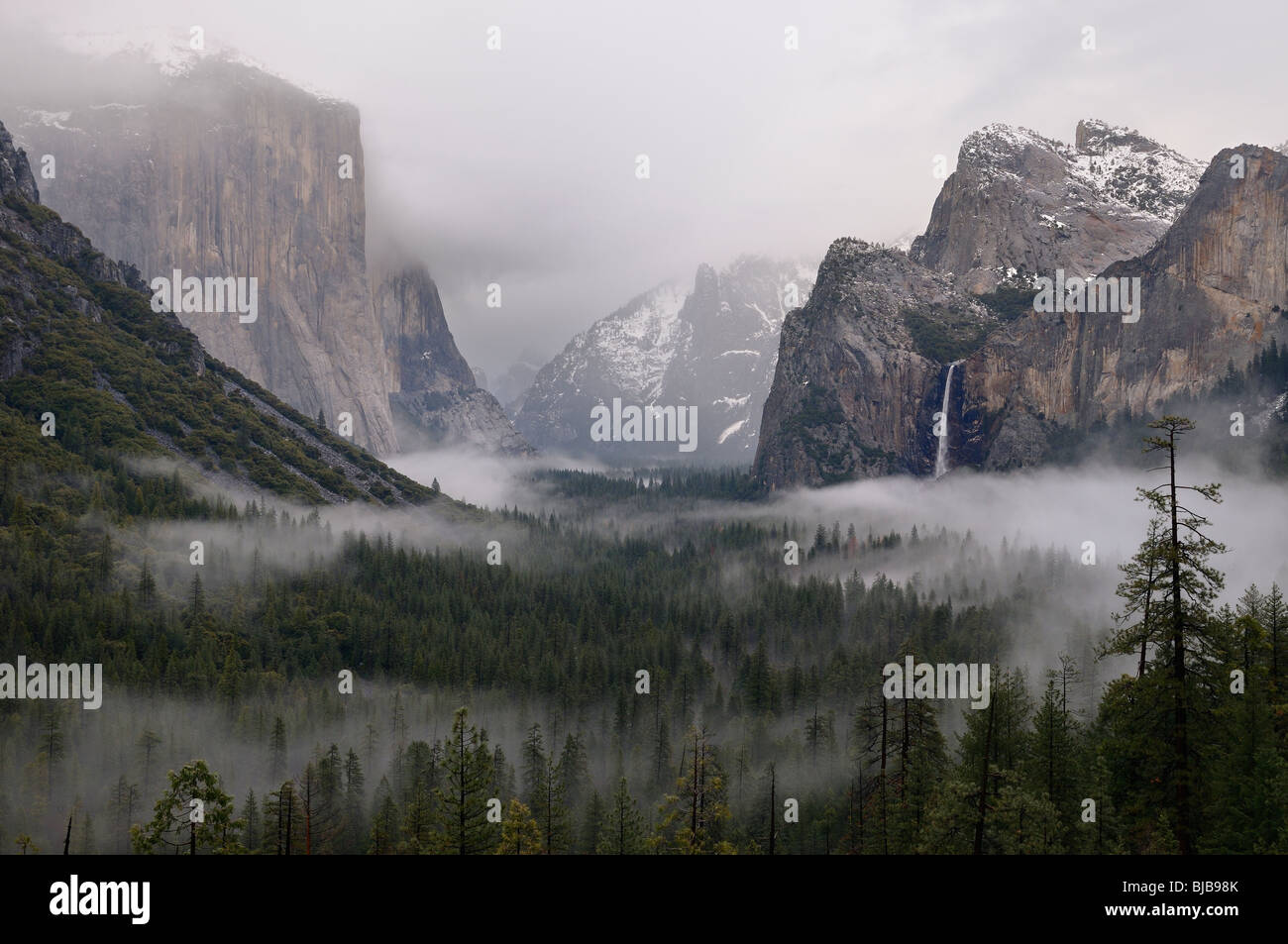 Las nubes y la niebla en el valle de Yosemite con bridalveil fall después de una tormenta de lluvia en invierno visto desde la vista de túnel de Yosemite National Park California ee.uu. Foto de stock