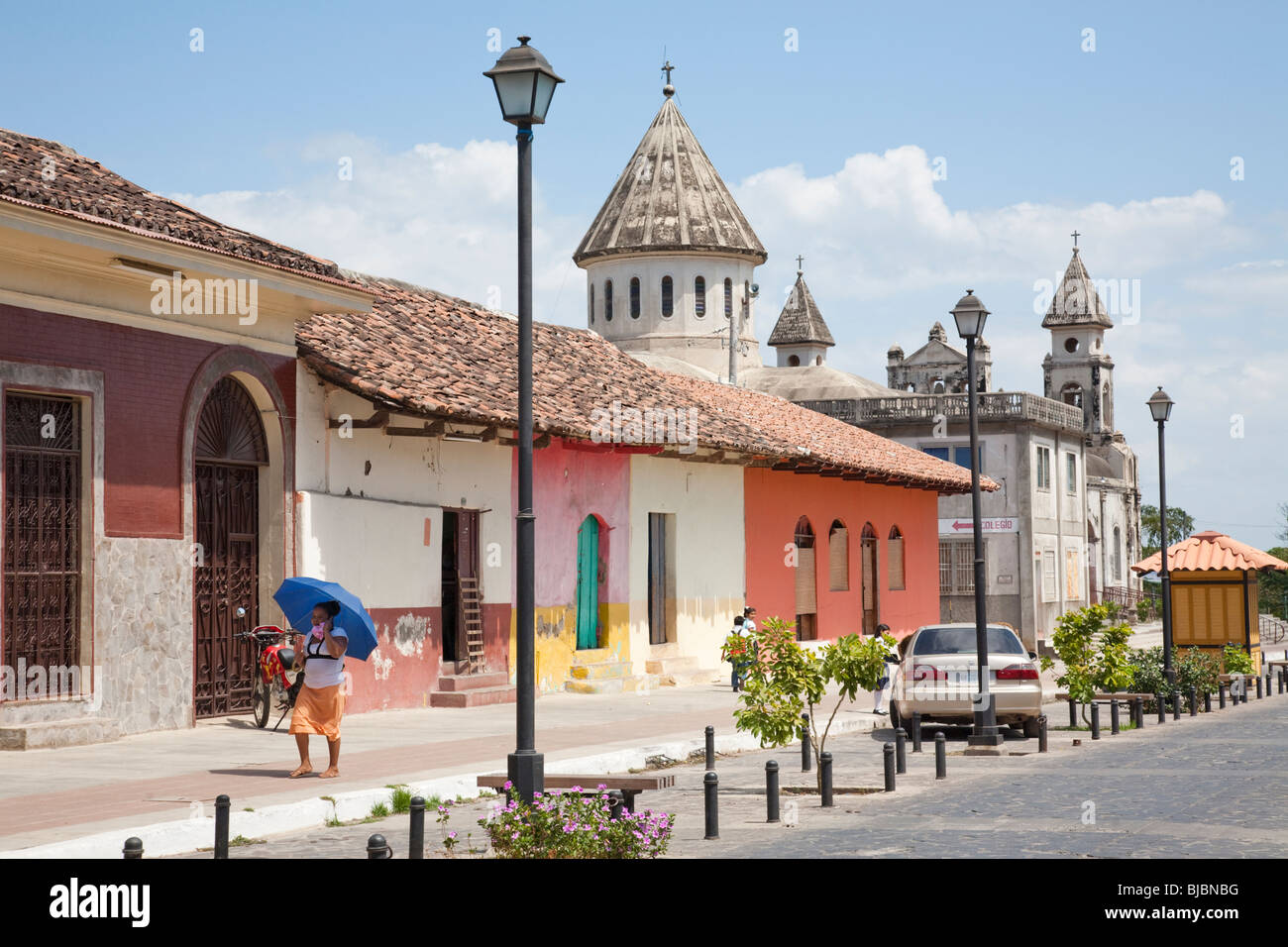 La Calzada es una calle con numerosos restaurantes y bares en Granada  Nicaragua Fotografía de stock - Alamy