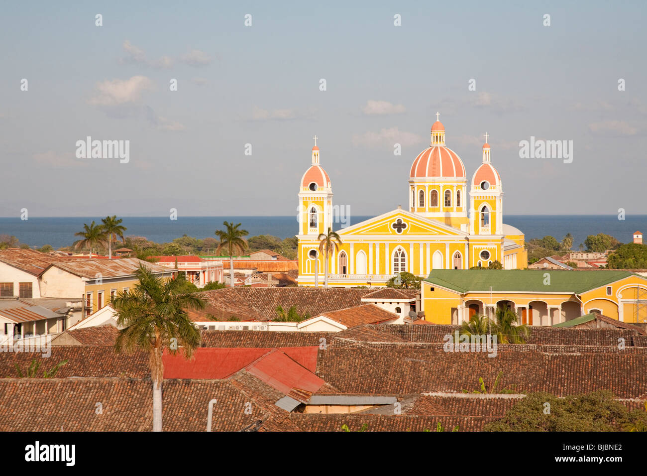 La Catedral de Granada y el Lago de Nicaragua, en el fondo, Granada, Nicaragua Foto de stock