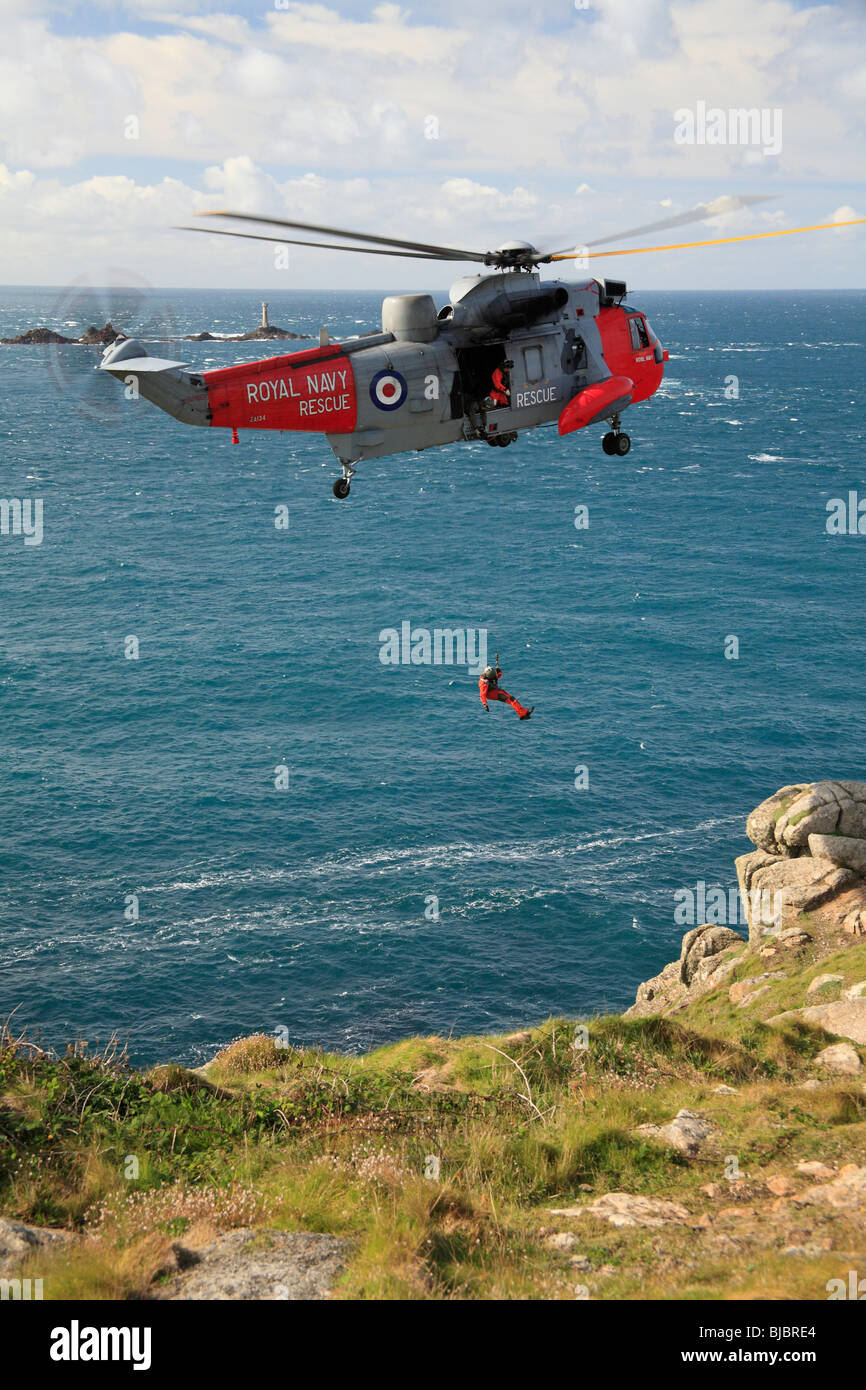 Helicóptero de la Royal Air Force - operación de rescate en acantilados de Lands End, Cornwall, Inglaterra, Reino Unido. Foto de stock