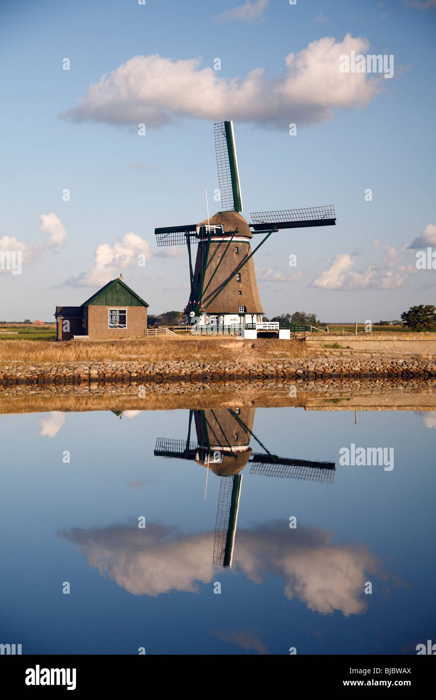 Molino de viento tradicional, de Moll - Oost, la isla de Texel, Holanda Foto de stock