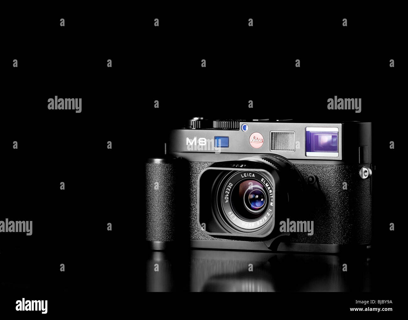 Black studio fotografía de un telémetro digital Leica M8 con empuñadura de cámara y lente de 28mm Elmarit Foto de stock